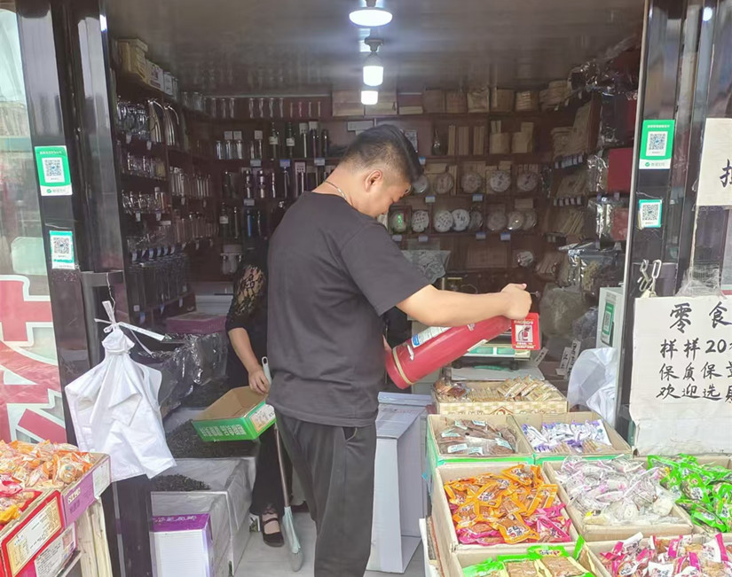 图为:北园春副食市场全力保障消防安全检查灭火器3-2_副本.jpg