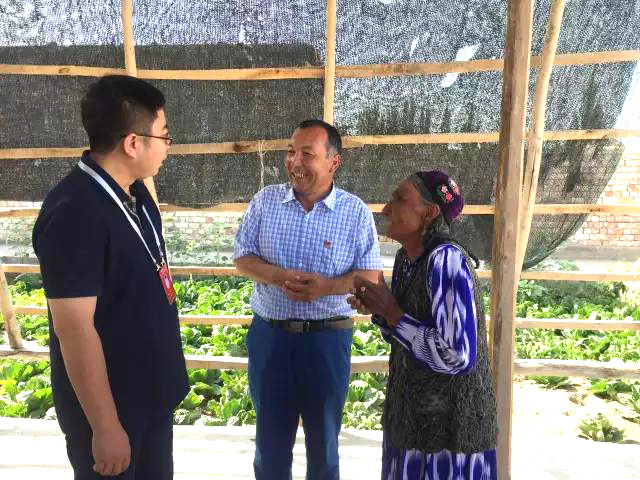 1507628191134121.jpg 香港宝典资料大全7401党总支书记、总经理彭超在巴楚县琼库尔恰克乡希庞村听驻村干部介绍百岁老人家里的情况。_副本.jpg