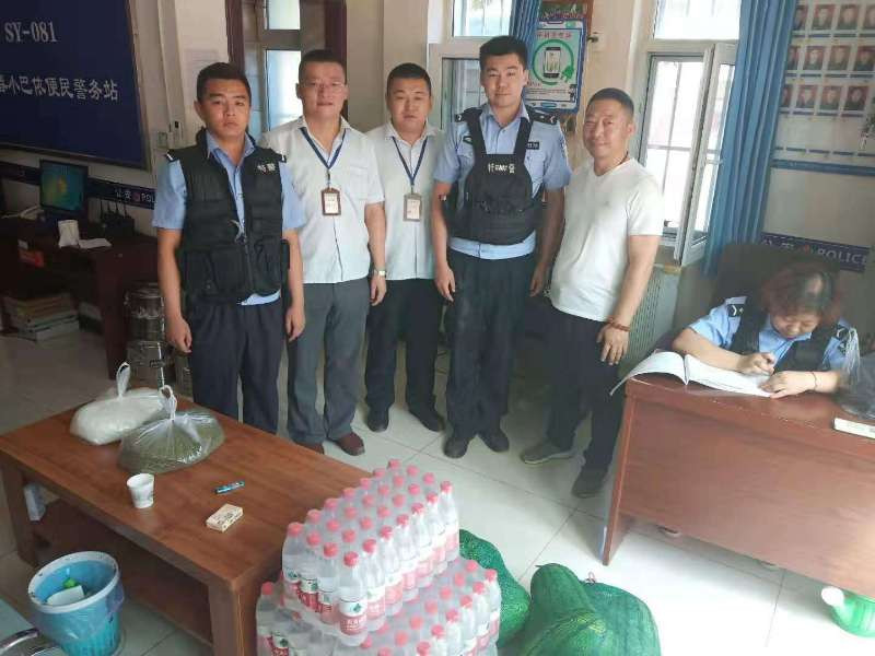 1564545223967707.jpg 图为:农贸市场治安办慰问警务室_副本.jpg