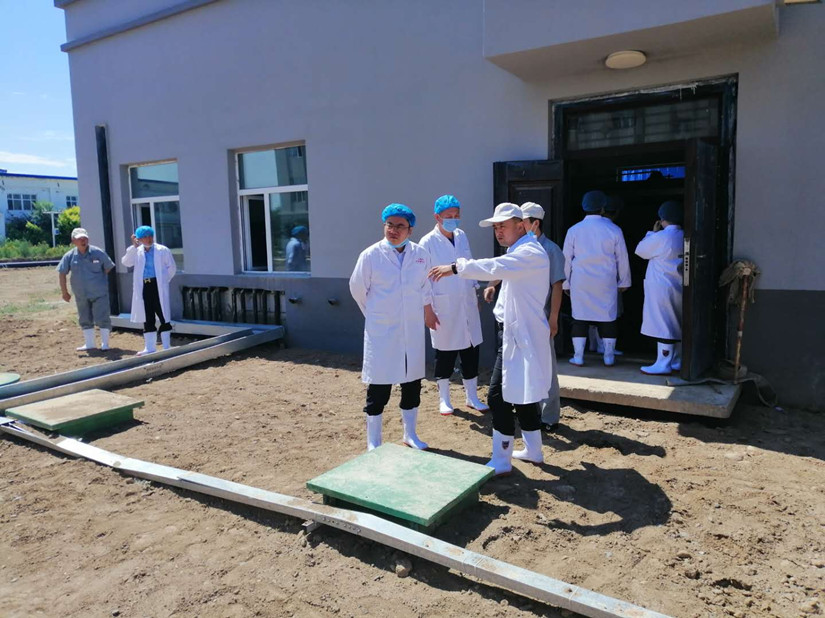 1564546454801398.jpg 图为:集团公司总经理彭超在了解污水处理系统_副本.jpg