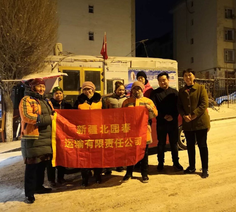 1575451149426328.jpg 运输公司志愿服务队凌晨与城市美容师合影_副本.jpg