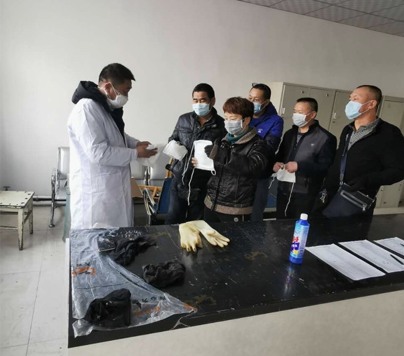 1585714048488338.jpg 1、图为:运输公司管理人员给驾驶员发放口罩lADPDgQ9sl-y83_NBL_NA9E_977_1215_副本.jpg