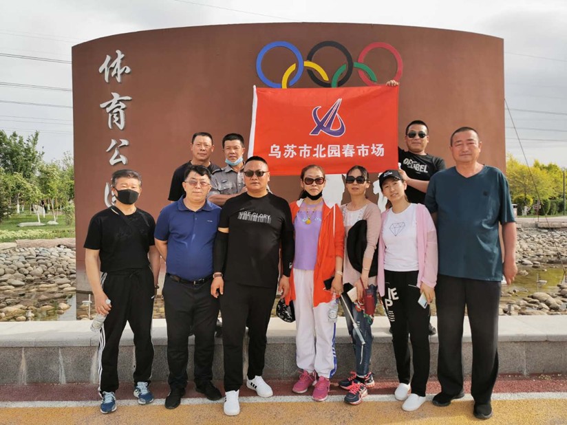 1591073778313059.jpg 图为:乌苏北园春市场徒步合照留影_副本.jpg