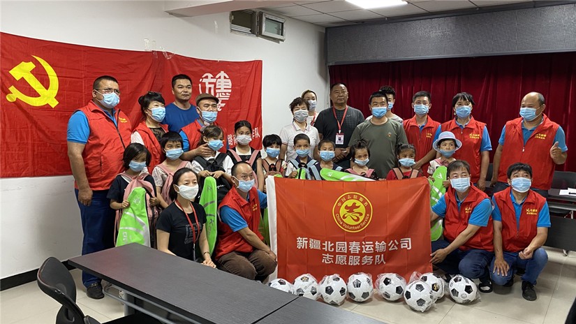 1593574938168222.jpg 图为:社区领导及工作人员、北园春志愿服务队员代表与11名孩子和家长留影_副本.jpg