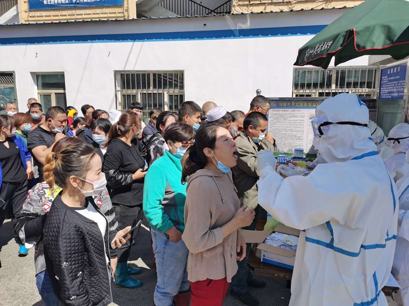 1593576111476594.jpg 图为:自治区疾控中心经营商户进行核酸检测采样现场_副本.jpg