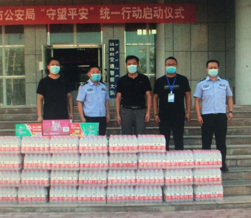 1601437070546075.jpg 图为:乌苏北园春市场慰问交警大队_副本.jpg