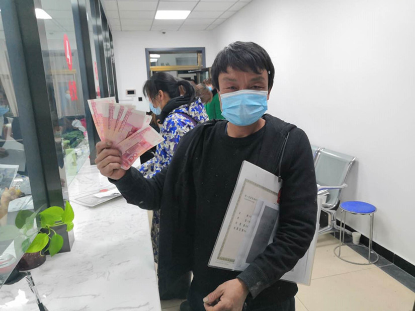 1604399457432798.jpg 图为:商户领到补助金现场_副本.jpg