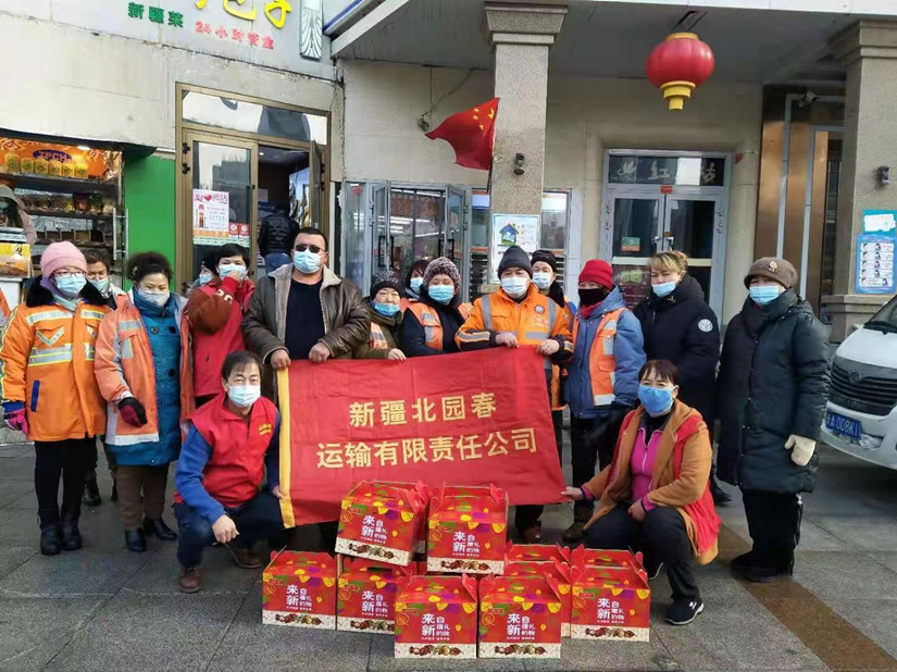 1612254556348462.jpg 图为:北园春志愿服务队与西山民族村的环卫工人们合影_副本.jpg