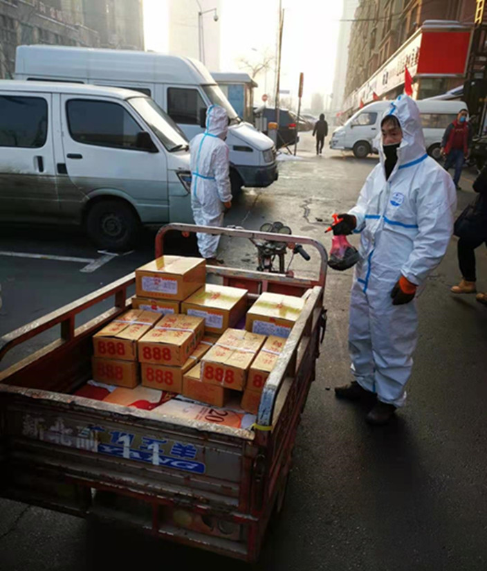 1612255698802748.jpg 图为:工作人员正在对货物进行消杀_副本.jpg