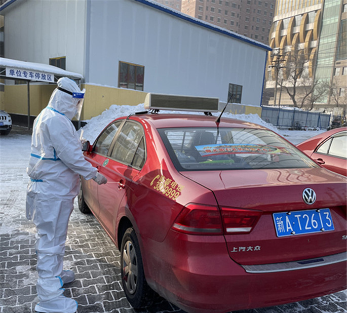 1614743280577826.jpg 工作人员进行出租车外环境标本采样监测工作_副本_副本.jpg