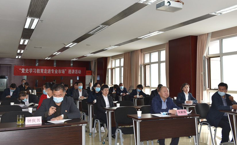 1619712415554993.jpg 图为:集团党支部组织全体党员学习党史现场_副本.jpg