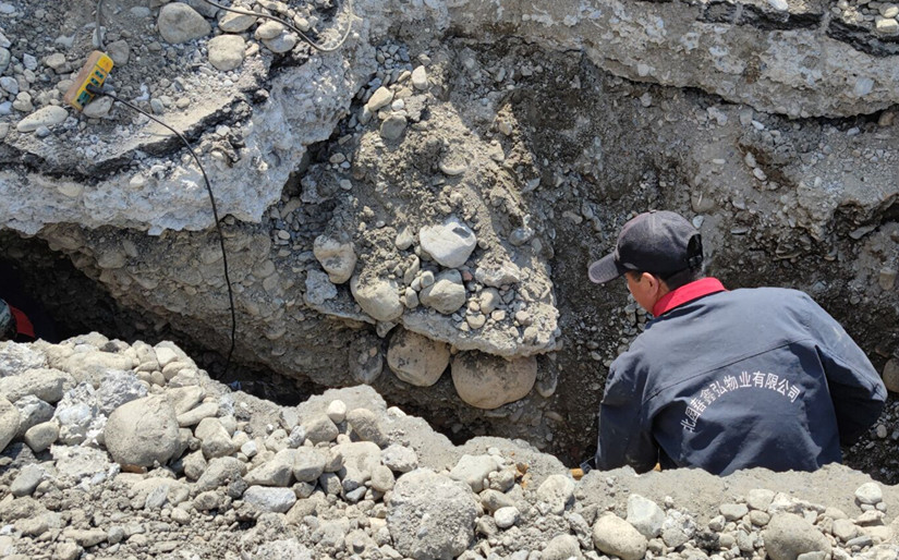 1619713042340107.jpg 图为:乌苏北园春市场物业管理人抢修消防管道_副本.jpg