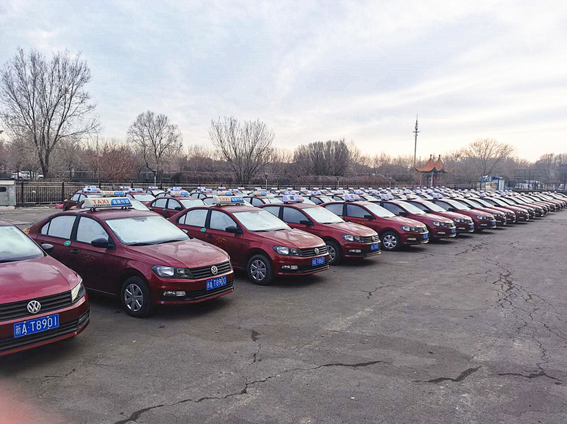 1619713485803995.jpg 图为:运输公司140辆新车整装待发_副本.jpg