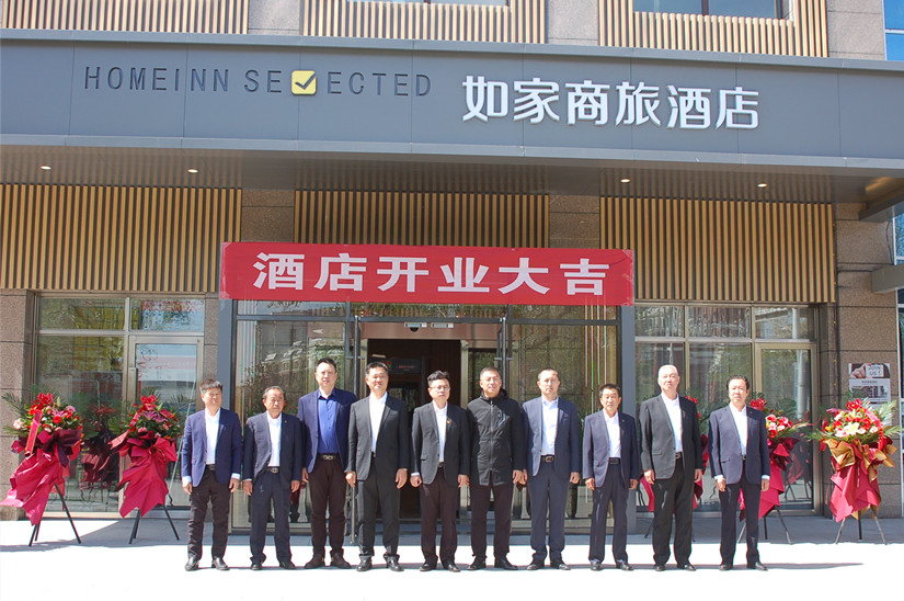 图为：参加北园春如家金旅酒店开业剪彩的领导们合影_副本.jpg