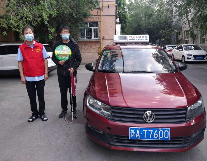 1625161398325161.jpg 图为:运输公司程军旗拉载盲人考生_副本.jpg