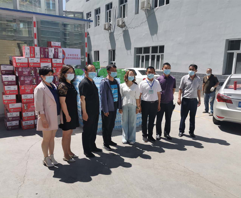 1625174028701367.jpg 图为:北园春市场领导为环卫工人送慰问品_副本.jpg