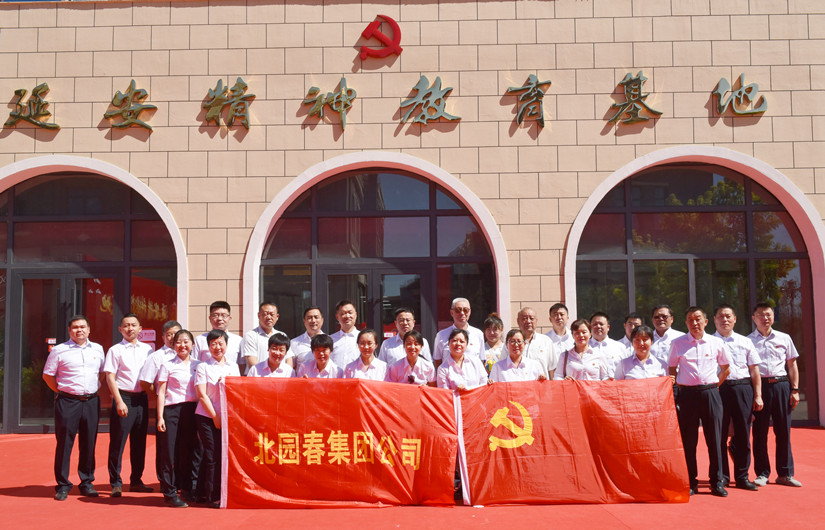 1625175174439083.jpg 图为:北园春集团党支部参观学习合影留念_副本.jpg