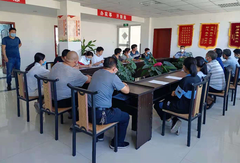 1630465906636407.jpg 图为:乌苏北园春市场为商户培疫情防控知识_副本.jpg