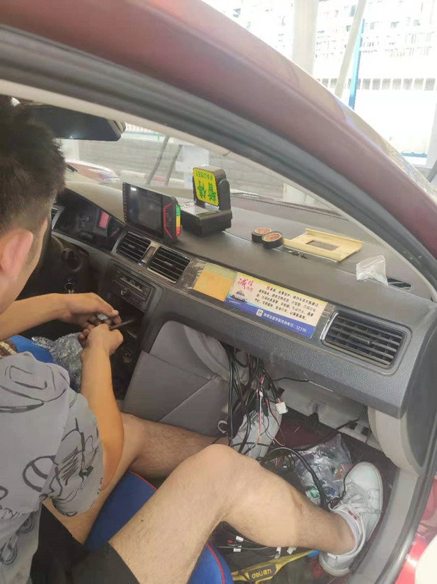 1630467791698525.jpg 图为:运输公司安装新款车载智能终端设备_副本.jpg