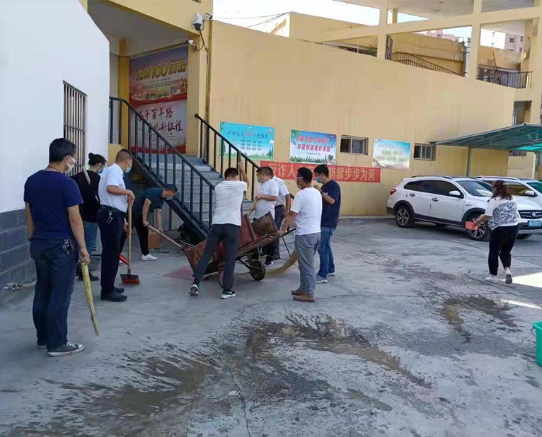 1632974656526770.jpg 图为:运输公司管理人员爱国卫生运动清扫卫生死角_副本.jpg