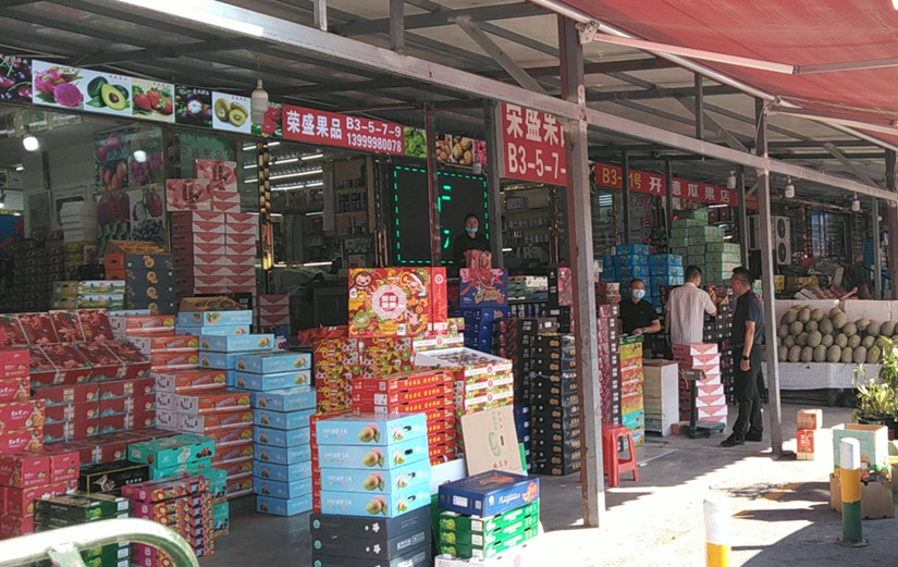 1632975689561456.jpg 图为:北园春瓜果市场的新景象_副本.jpg