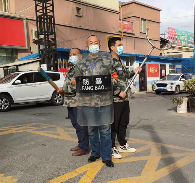 1632977783605897.jpg 图为:副食市场“市场护区队”在行动_副本.jpg