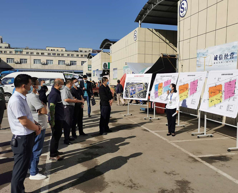 1632979140641367.jpg 图为:北园春市场副总经理陆峰为疫情防控现场推进会讲解_副本.jpg