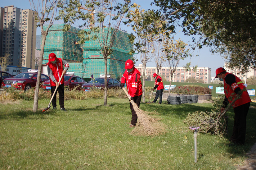 1635391384687247.jpg 图为:运输公司志愿服务队清扫垃圾_副本.jpg