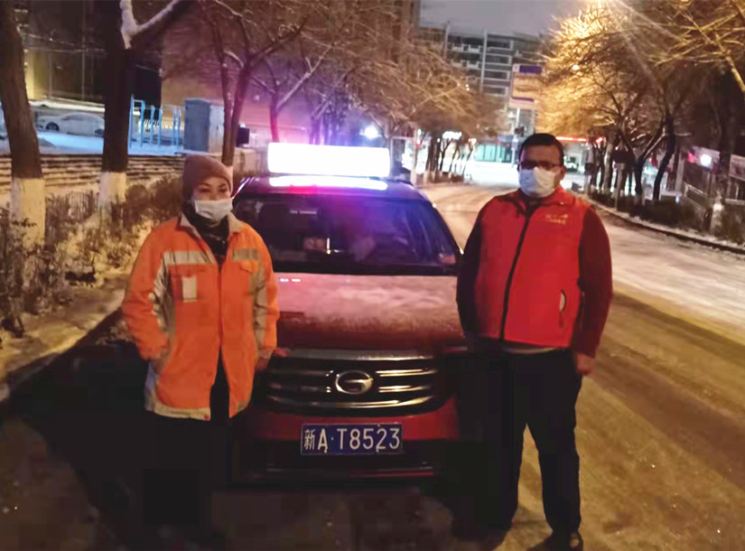 1638266450596802.jpg 图为:运输公司“志愿服务队”凌晨接送环卫工上岗_副本.jpg