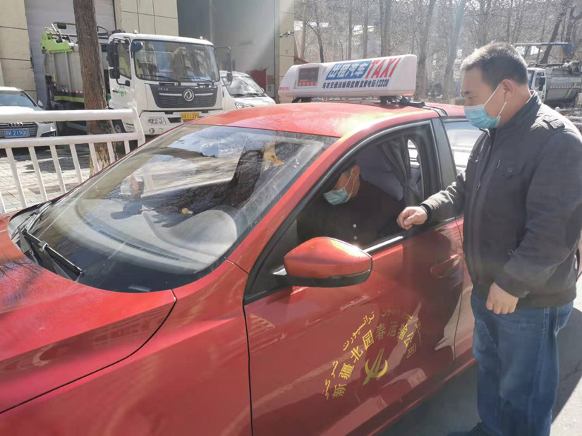 1651140370862844.jpg 图为:运输公司车队队长自查自检出租车_副本.jpg