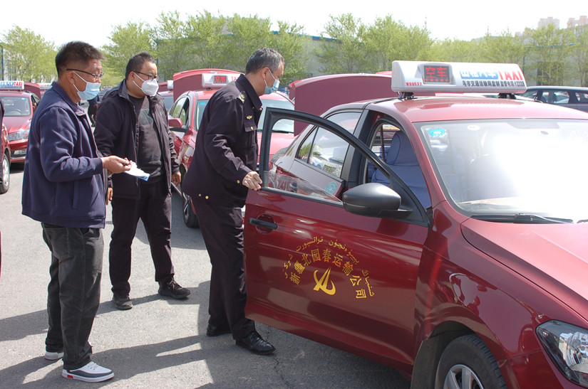 1651141900998907.jpg 图为:行业部门对运输公司车辆规范检查_副本.jpg