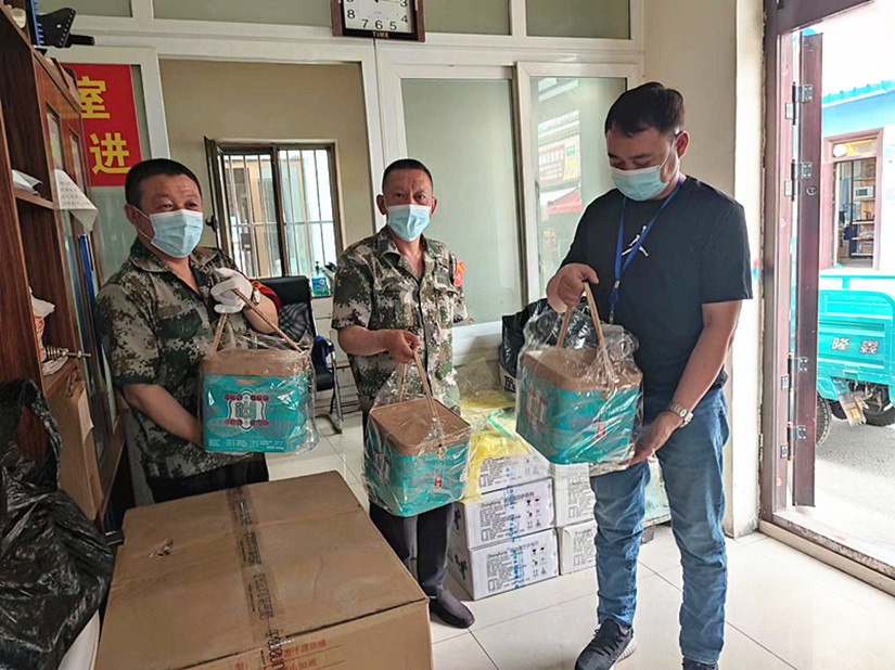 1657167096126377.jpg 图为:北园春集团工会发放端午节粽子_副本.jpg