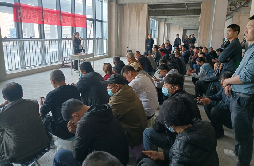 1682499679223741.jpg 图为:运输公司组织全体从业人员进行安全教育培训_副本.jpg