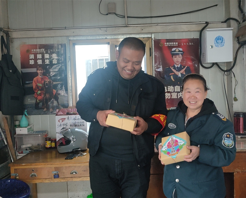 1695808923821661.jpg 图为:沙区总工会节前为北园春集团送来慰问品(四.1)_副本.jpg