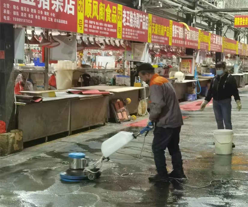 1695809897324044.jpg 图为:北园春副食市场节前给猪肉交易大棚消毒清洁卫生(三.3)_副本.jpg